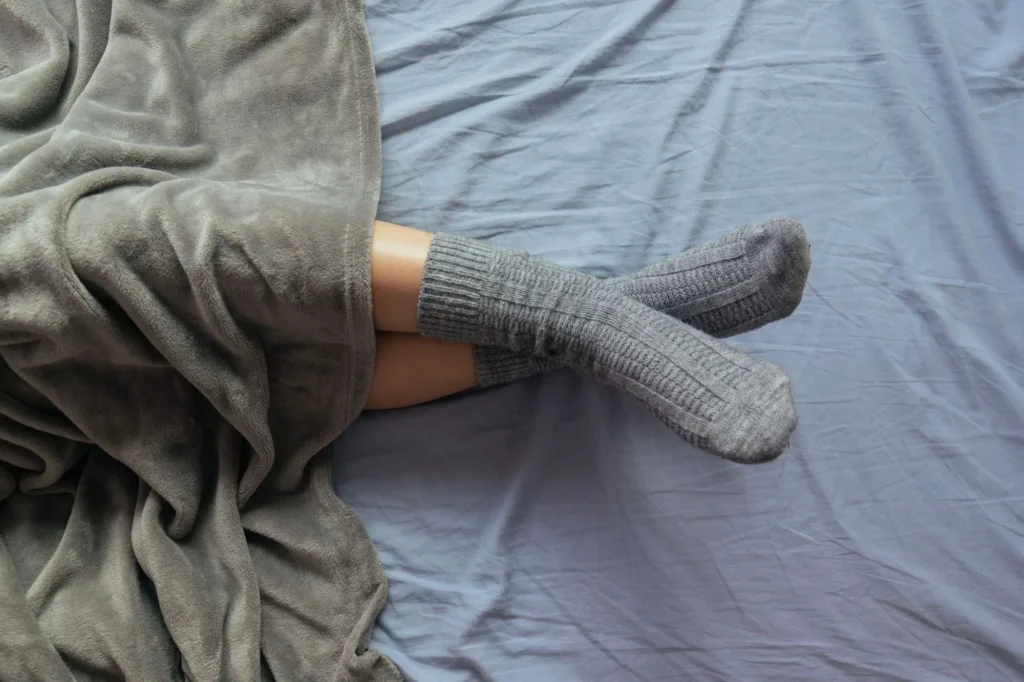 Será que dormir de meias ajuda a adormecer mais rápido?