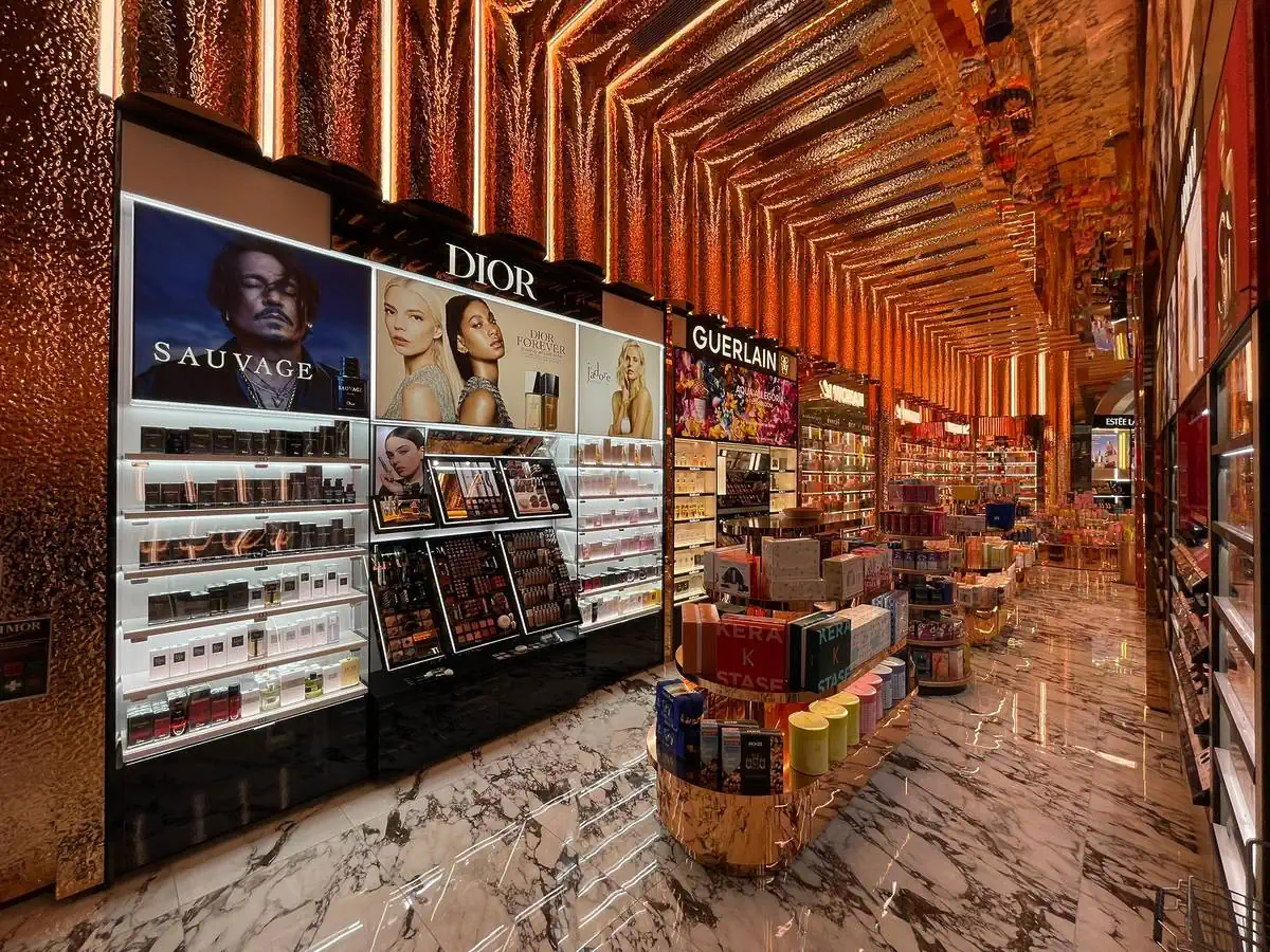 Interior de loja Primor em Portugal com secções de perfumes e maquilhagem