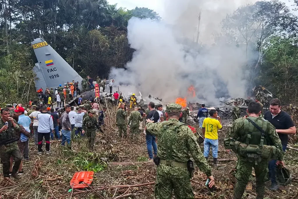 Avião militar cai na Colômbia e deixa pelo menos 66 mortos