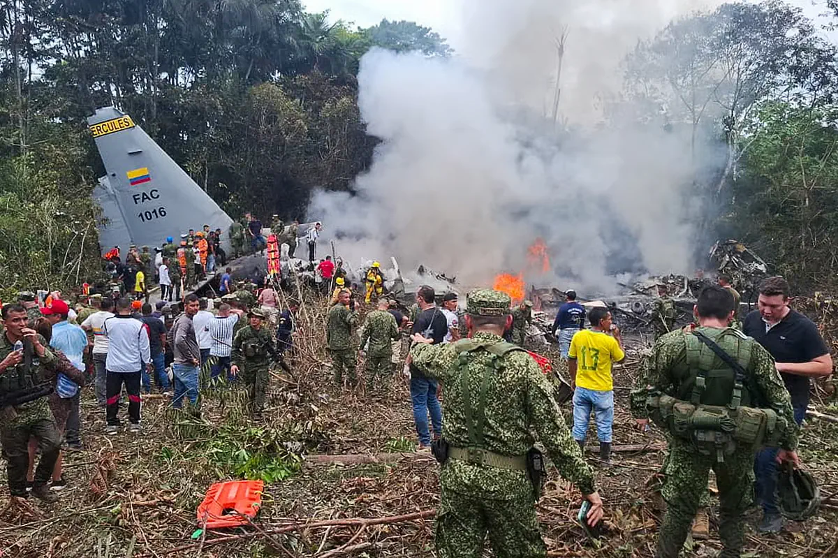 Destroços de avião militar C-130 após queda na Colômbia com equipas de emergência no local