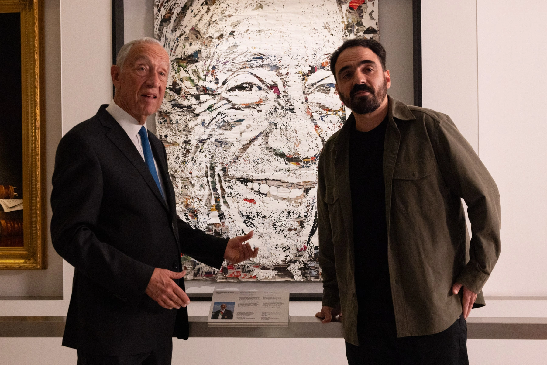 Fotografia de Marcelo Rebelo de Sousa com Vhils, com o retrato oficial como fundo.