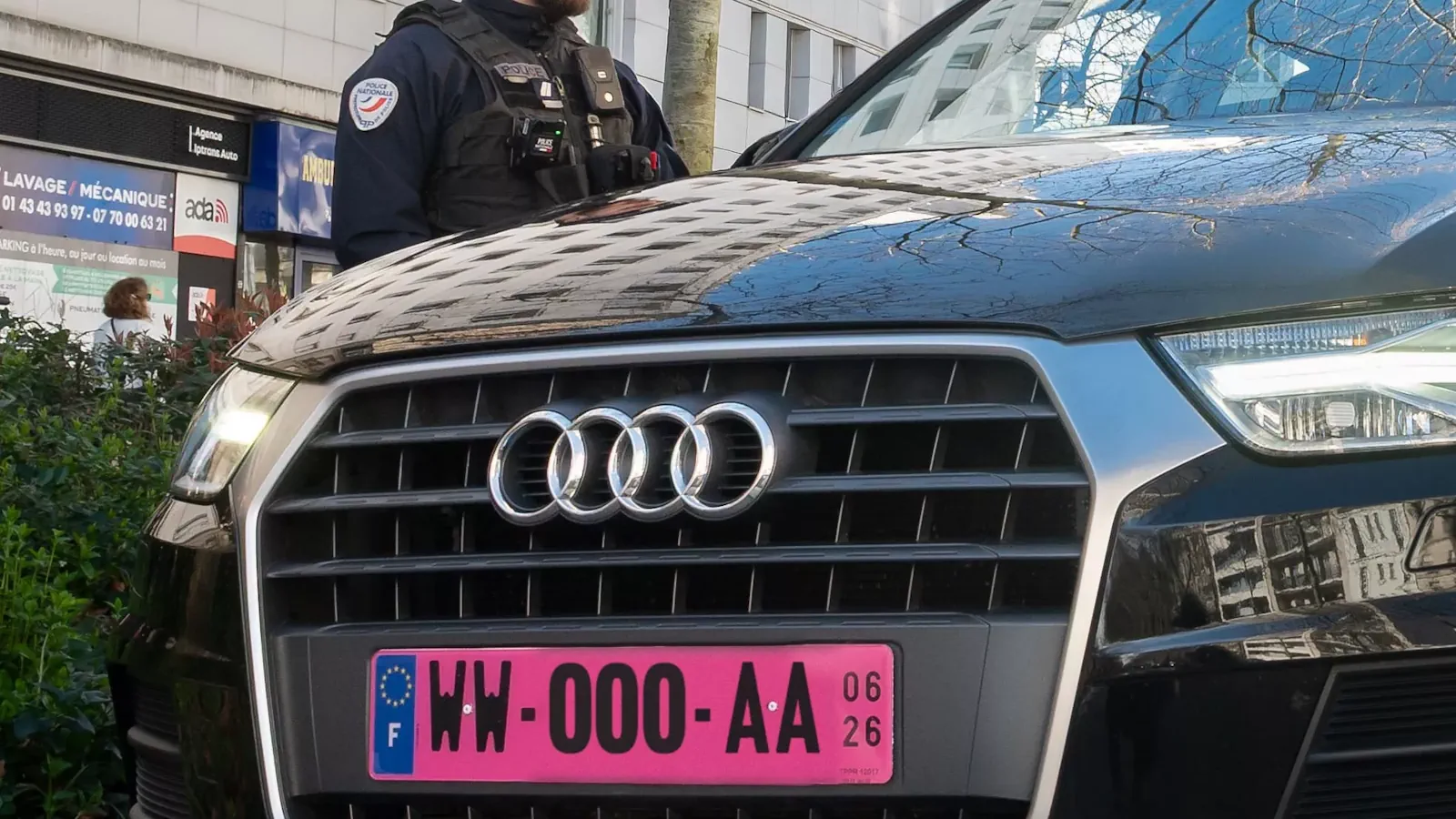 Imagem de carro com matrícula cor de rosa francesa.