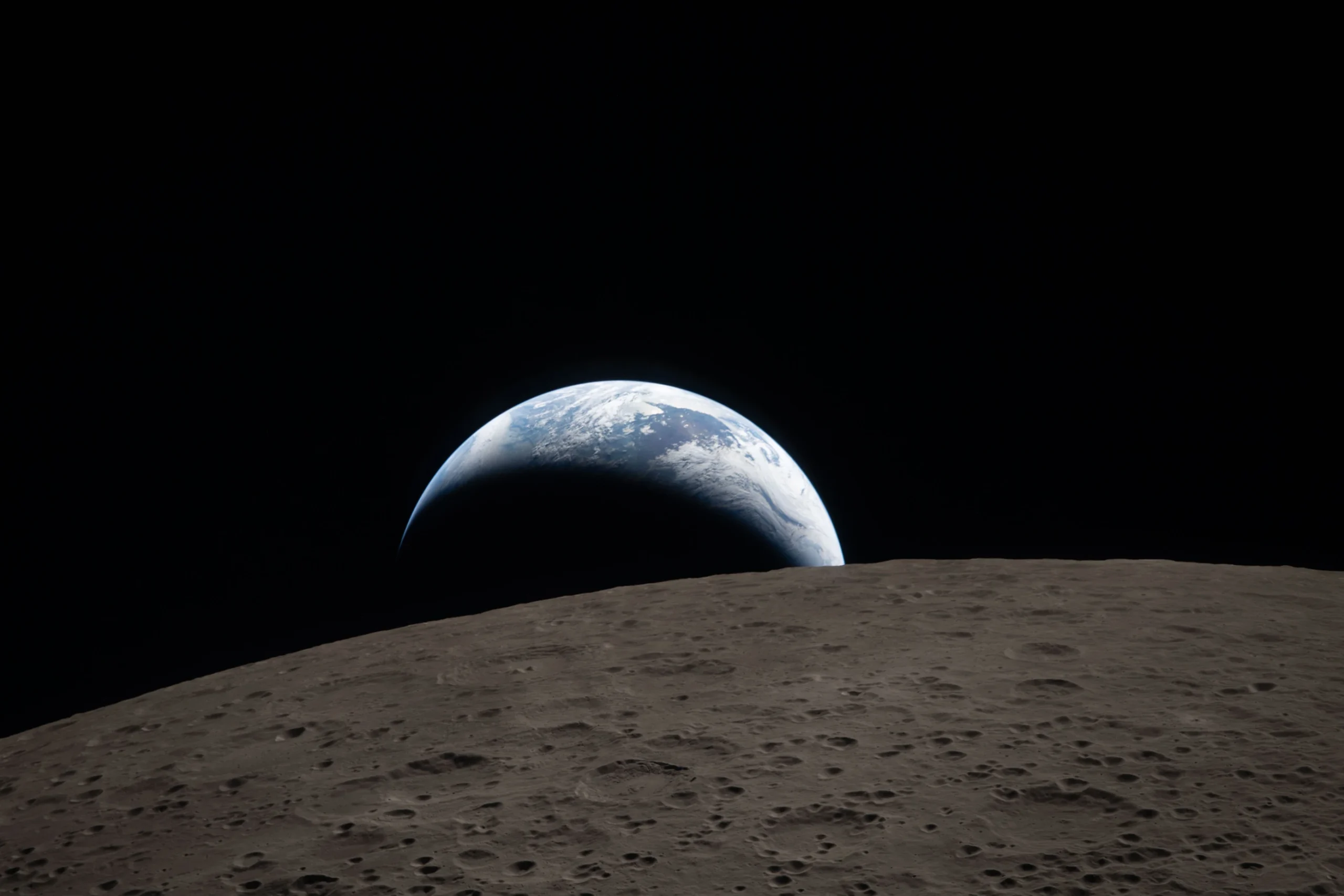 Vista da Terra a erguer-se por trás do horizonte lunar durante a missão Artemis II