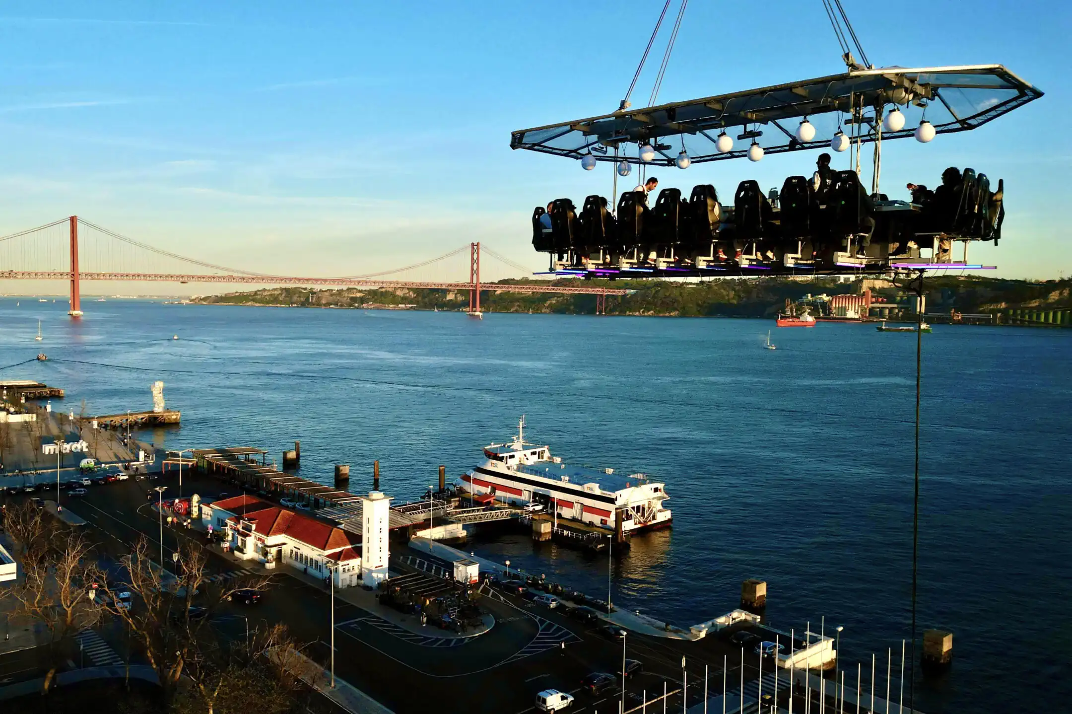 Plataforma suspensa com jantar a grande altura sobre o rio Tejo em Lisboa