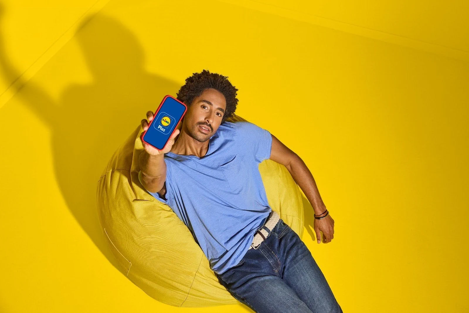 Pessoa segura telemóvel na mão com app Lidl