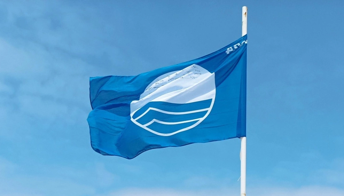 Bandeira Azul hasteada numa praia portuguesa
