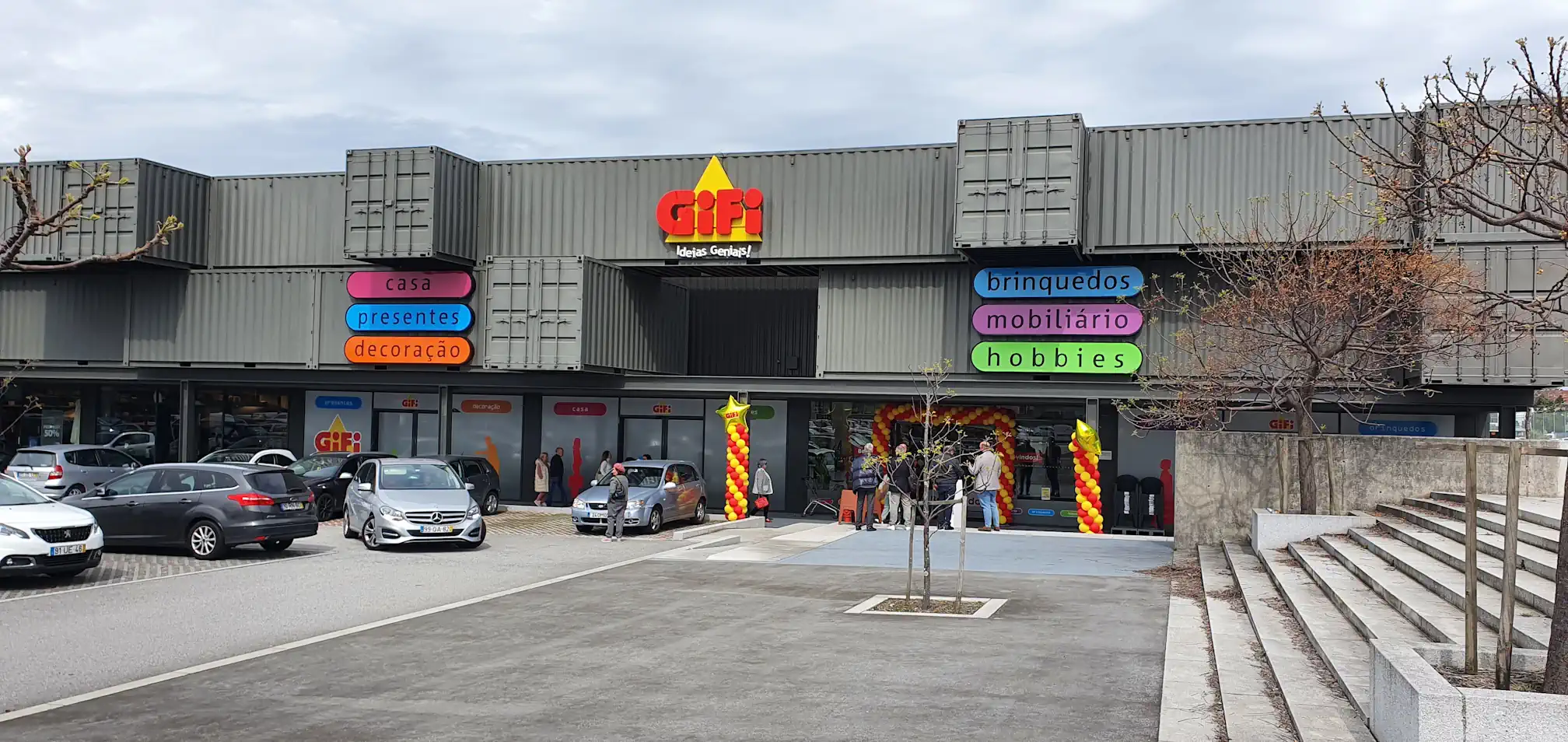 Fachada de uma loja GiFi em Portugal num parque comercial