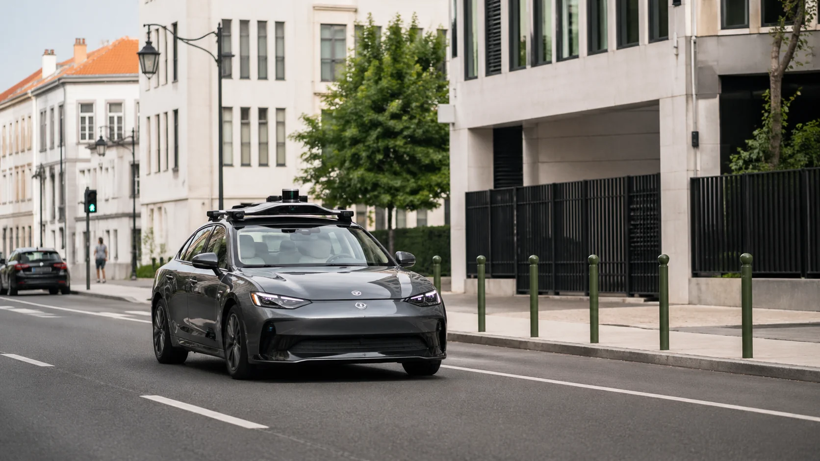 Carro moderno em contexto de teste rodoviário em ambiente urbano