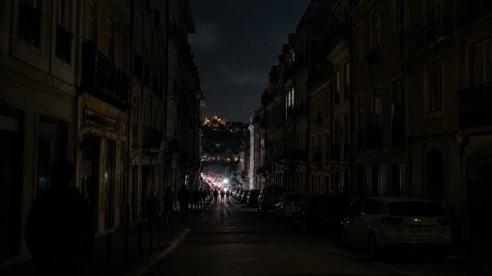 Rua urbana com falha parcial de iluminação a ilustrar o rescaldo de um apagão