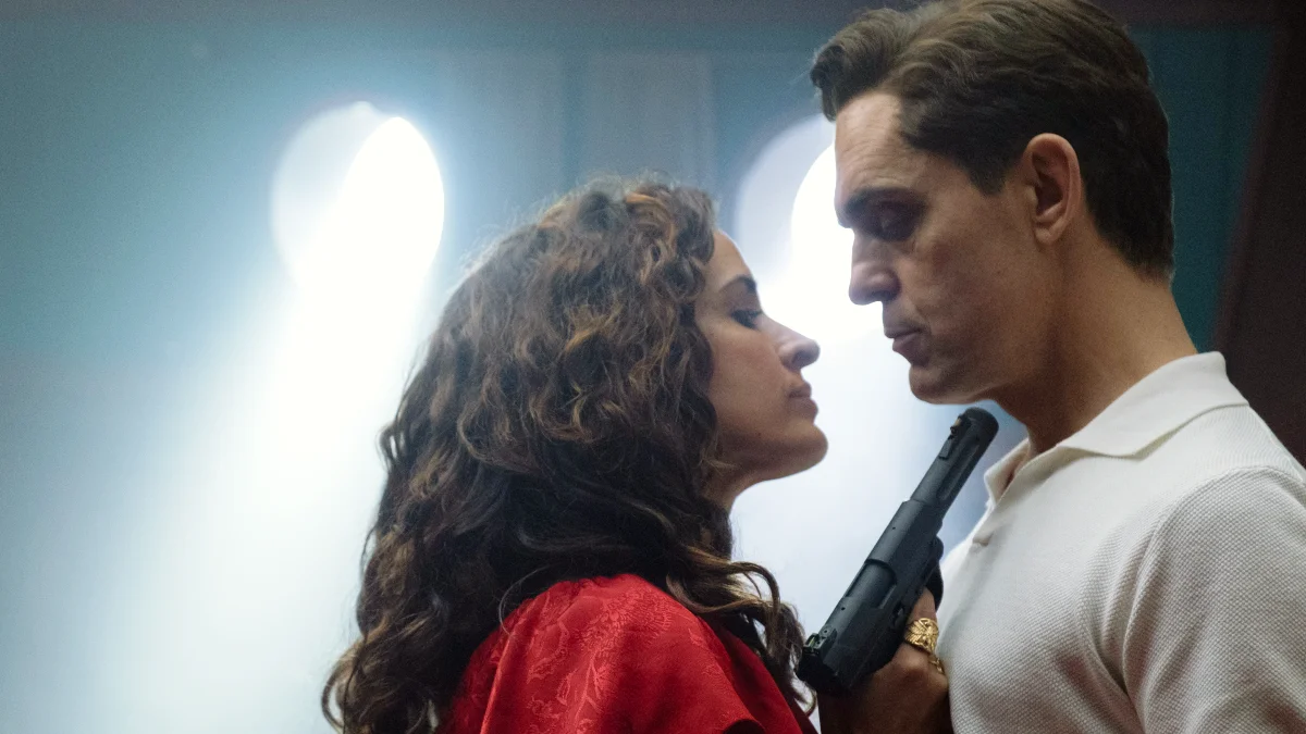 Duas personagens numa cena tensa da série Berlim e a Dama com Arminho, destaque da Netflix em Portugal