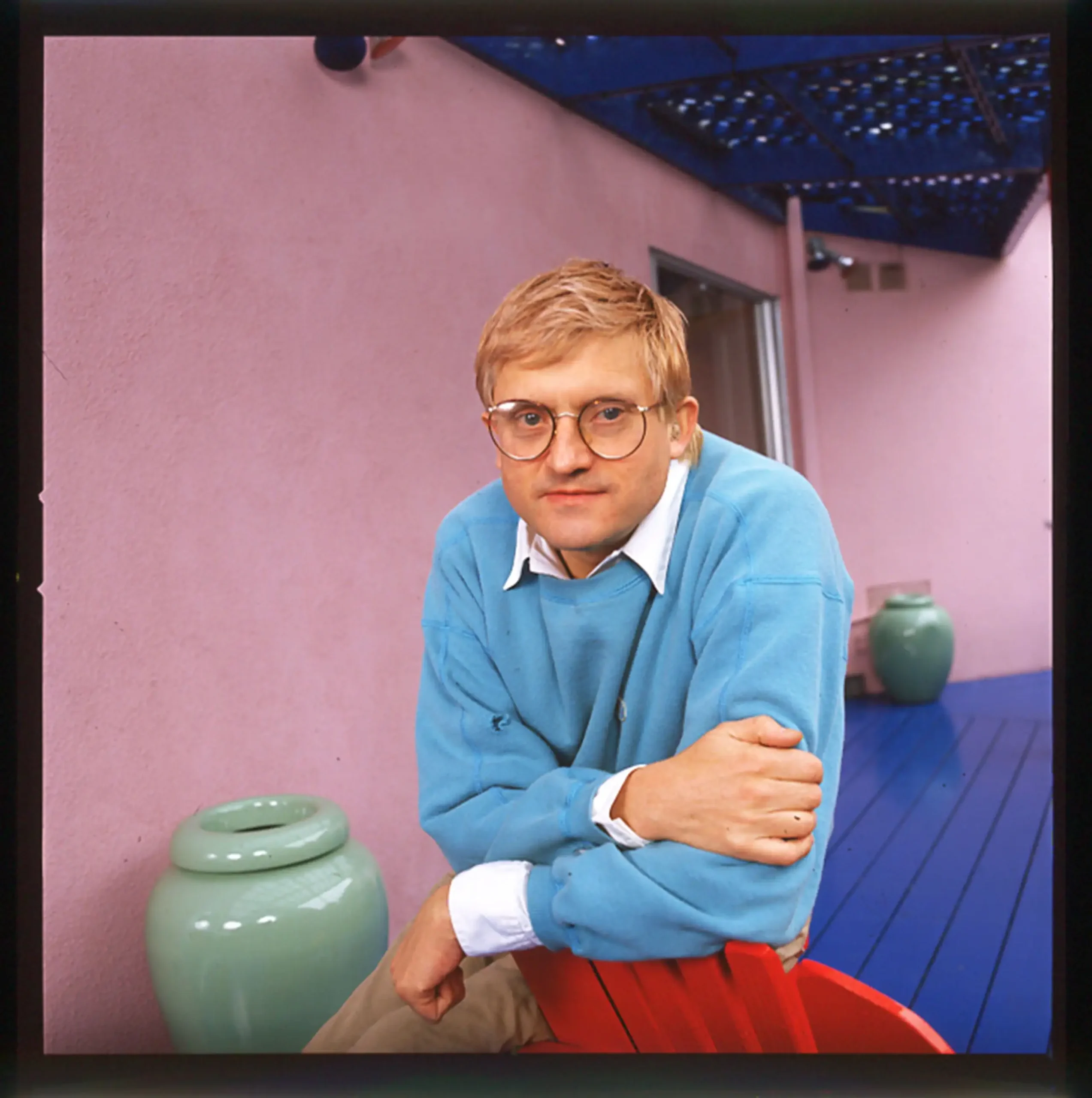 David Hockney em retrato associado à sua obra na arte contemporânea