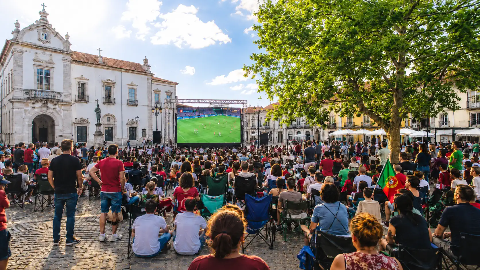 Adeptos a ver um jogo do Mundial 2026 em ecrã gigante numa fan zone em Portugal