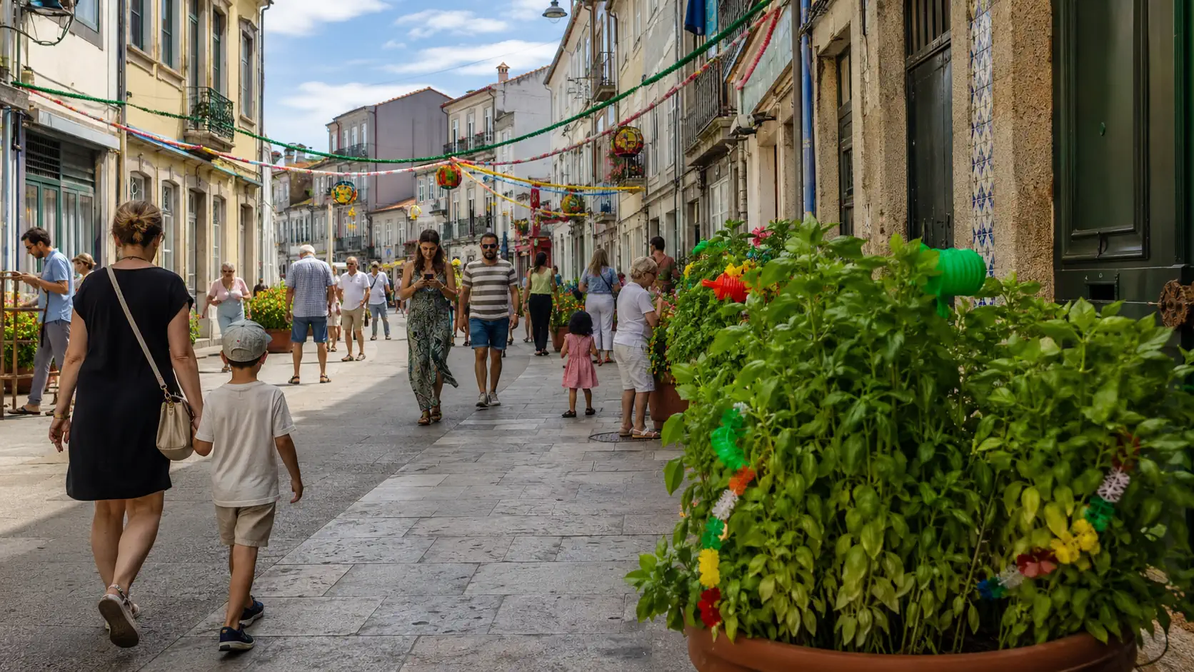 Rua portuguesa decorada para o São João, feriado municipal assinalado a 24 de junho em vários concelhos