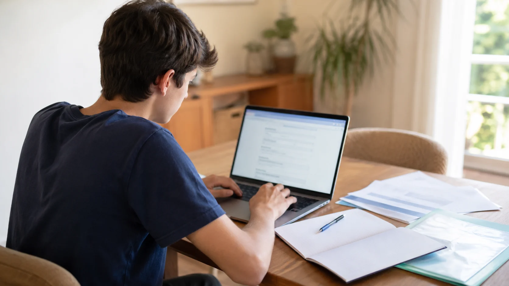 Estudante preenche a candidatura ao ensino superior de 2026 num computador