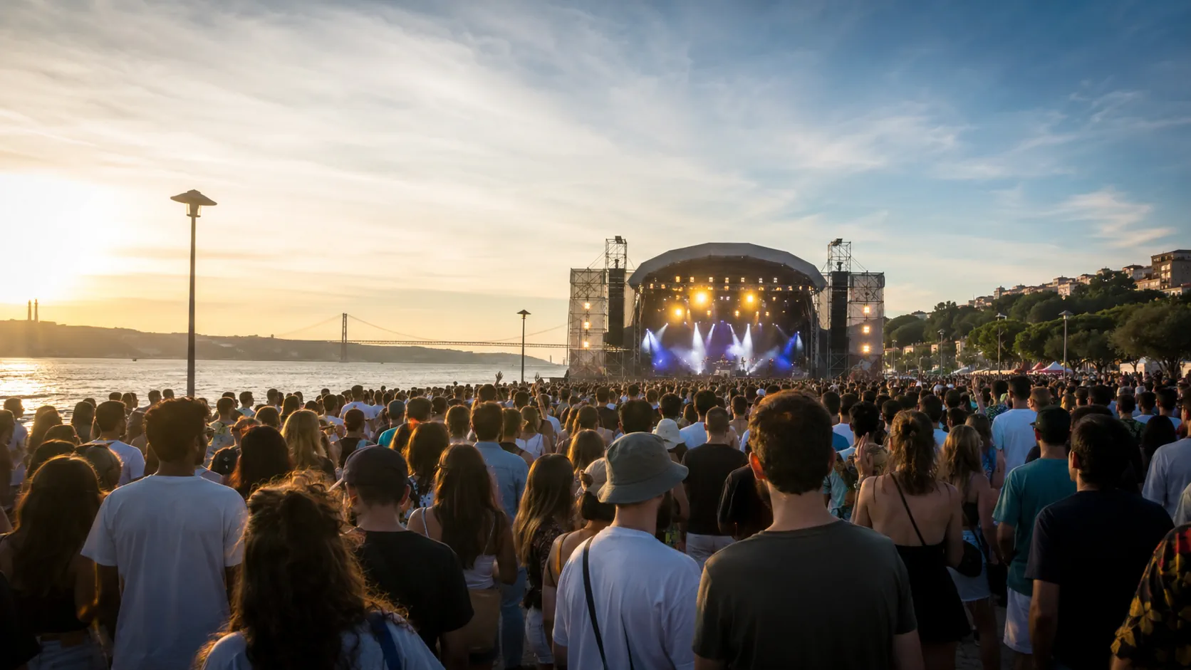 Festival de música ao ar livre junto ao rio, alusivo ao NOS Alive em Algés.